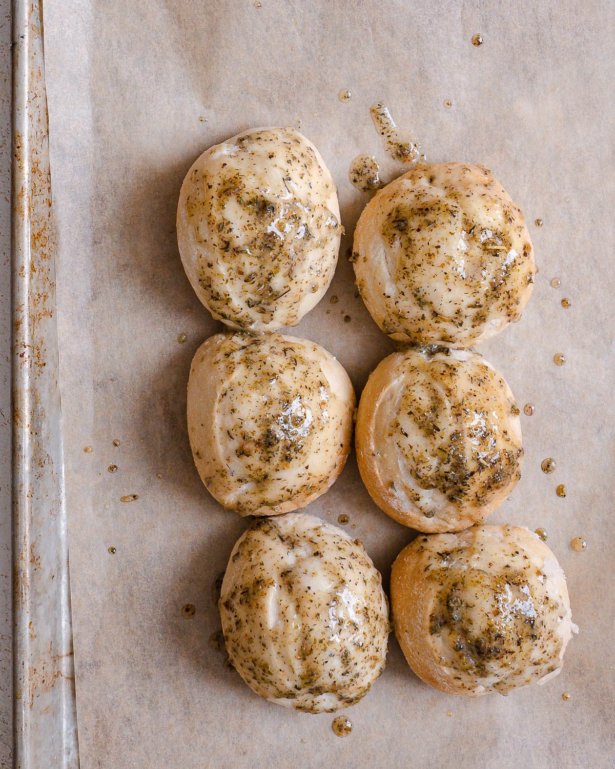 non baked dinner rolls in a baking tray
